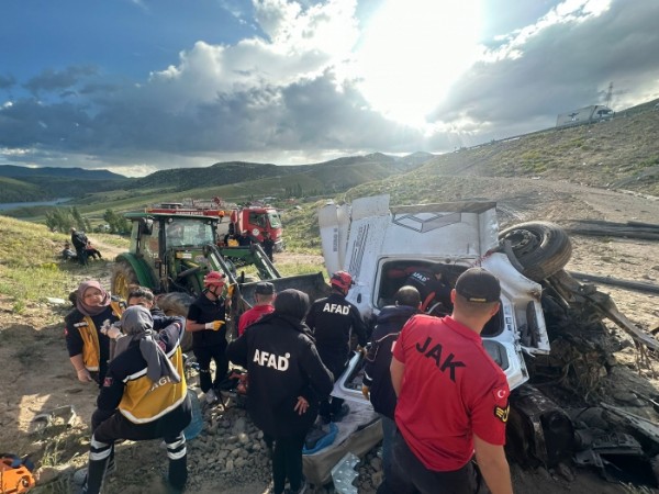 Sarıkamış'ta Tır devrildi iki kişi öldü,