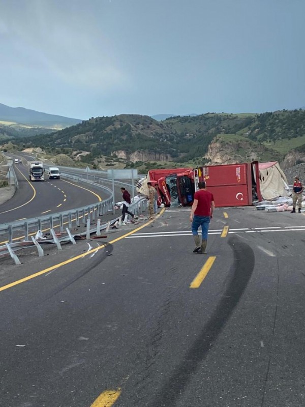 Devrilen TIR Erzurum Kars yolunu trafiğe kapattı,